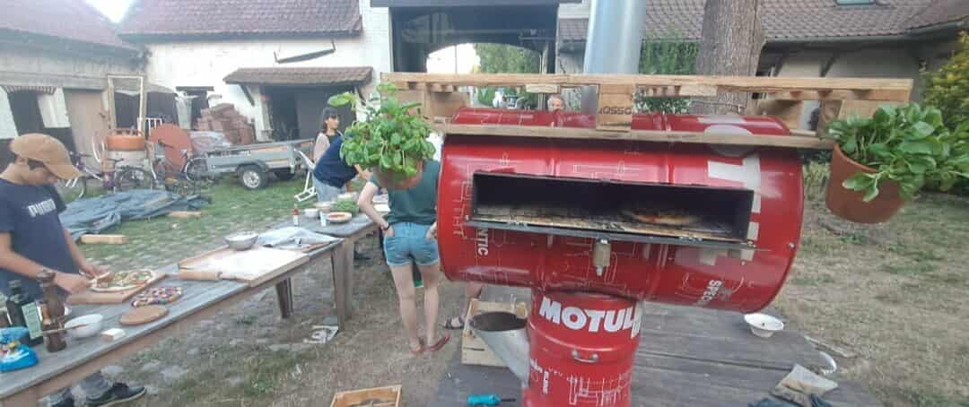 Notre cuisine mobile "déBranchée", dotée d'un rocket-stove four, rocket-wok et plancha, ici à l'habitat participatif "la boutillerie".fr