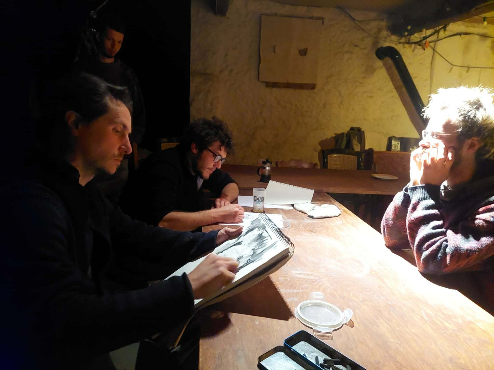 Soirée dessin au fusain, lors des "Rencontres Pyromaniakes" à la Colline (Montoison), organisées par le réseau Feufollet. 2024