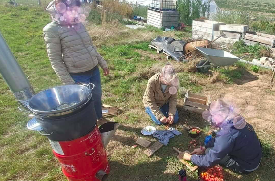 Cuisiner même dans les champs! Ici au "Jardin des Saules", avec l'assoc "nos oignons"